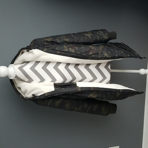 Camo Sherpa Reversible Jacket NWT. - Picture 4 of 10